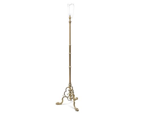 AN EARLY 20TH CENTURY BRASS TELESCOPIC STANDARD LAMP with reeded stem and tripod base with claw feet. 186.5cm high but adjust