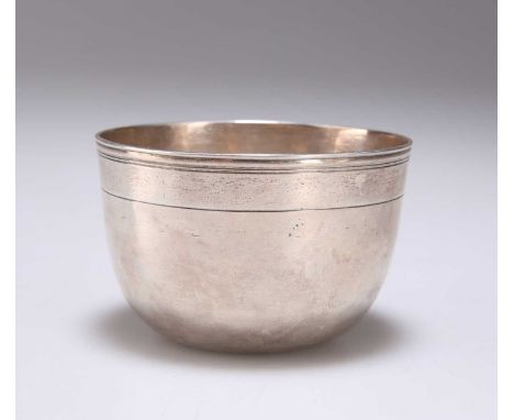 A 17TH CENTURY GERMAN SILVER TUMBLER CUP Augsburg, plain circular form, with reeded rim. 7cm diameter, 1.7 troy ouncesMarks l