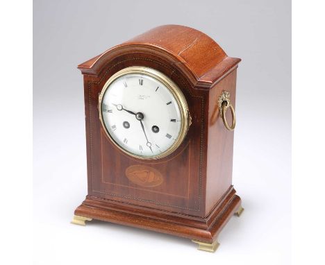 AN EDWARDIAN INLAID MAHOGANY MANTLE CLOCK retailed by Goldsmiths and Silversmiths Company, the white enamelled dial with Roma