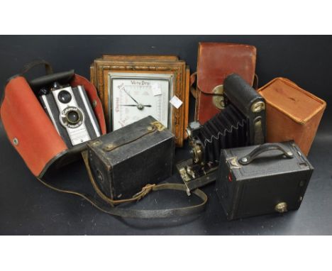 Photographic equipment - two Brownie box cameras; a Coronet twelve-20 camera; a No.2A Folding Autographic Brownie; a square o