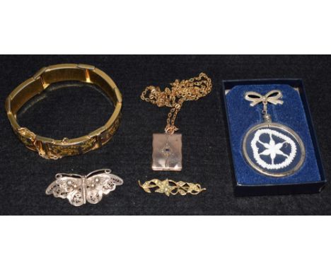 An ornate gilt bangle; a locket and chain; a filigree butterfly brooch; etc. (5)