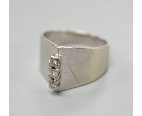 An 18ct white gold three stone diamond dress ring, stamped 750, gross 8.2 grams, size P