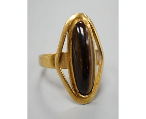 An 18ct gold and tiger's eye dress ring, size P, gross 6.2 grams
