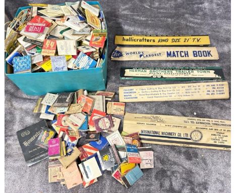 A large collection of vintage matchbooks, some unused / AN33 