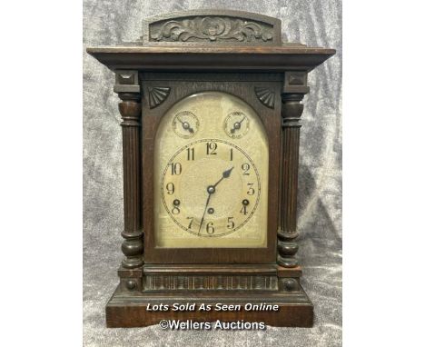 A German oak cased mantle clock by Kienzle no. 18629. Clock face 14.5cm diameter, case 29 x 43 x 20cm / AN16 