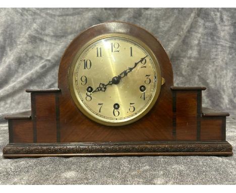 A mahogany cased mantle clock with key, 39.5 x 23.5 x 14.5cm, clock face 15cm diameter / AN4 