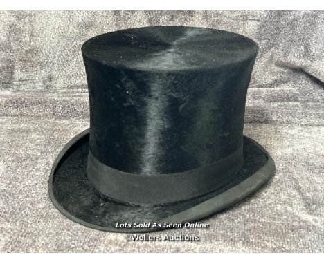 A vintage top hat by James Lock &amp; Co, 15.5cm high, inner circumference 51cm, with box / AN19 