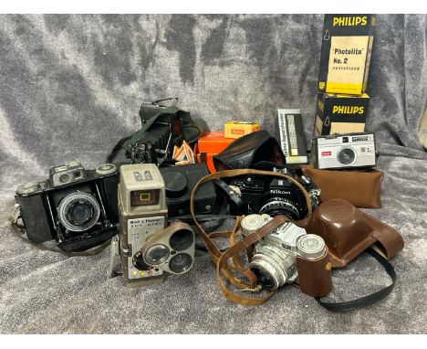 Assorted vintage cameras including a Bell &amp; Howell Sun Dial 333 / AN33 