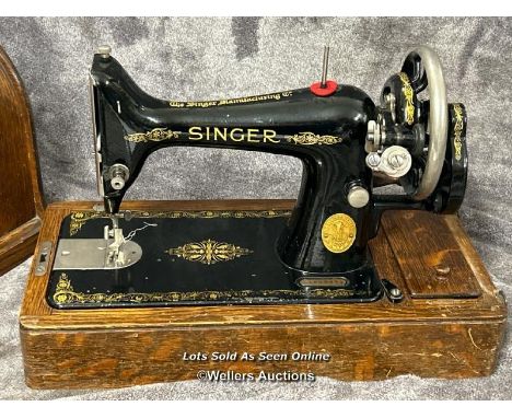 Vintage singer sewing machine with oak case and key / AN30 