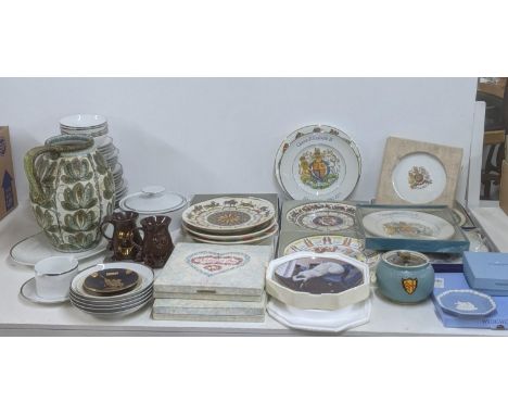 A collection of mixed ceramics to include Wedgwood collectors plates, Royal Doulton Valentine's Day collectors plates, a Carl