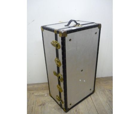 Flat top travelling trunk 