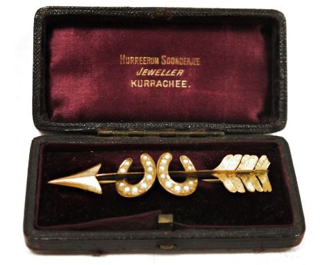 18ct gold bar brooch&nbsp;with arrow through two horseshoes, inset with seedpearls, in fitted box 'Hurreerum Soonderjee Jewel