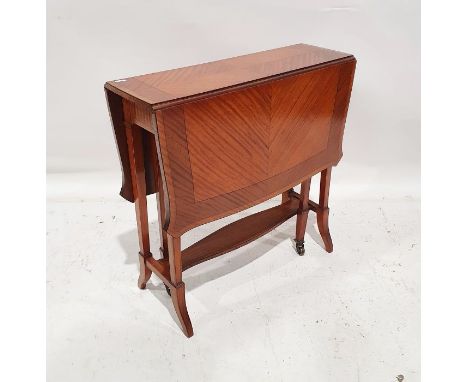 Edwardian satinwood Sutherland table with shaped top and ebony stringing on square-sectioned shaped supports, stamped "R I" a