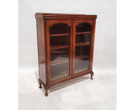 Early 20th century mahogany cabinet, the two glazed doors enclosing shelves, on squat cabriole legs, 126cm x 103cm x 30cmCond