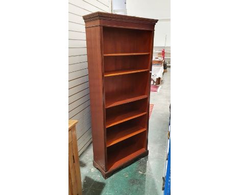 20th century mahogany open bookcase with moulded top above five shelves, on bracket feet, 190cm x 82cm x 33cm 