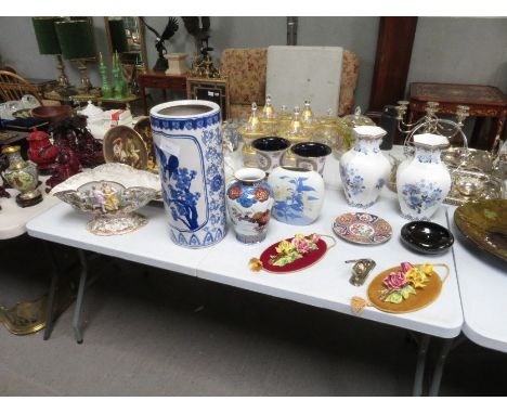 Collection of ceramics to include Chinese umbrella stand, ceramic figures of ladies, collectors plates etc