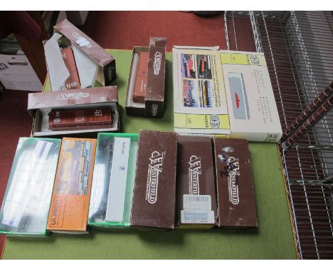 Ten 'HO' Gauge U.S.A Outline Boxed Kit and Ready to Run Items, rolling stock, box cars etc by Westerfield and Bowser, plus tw