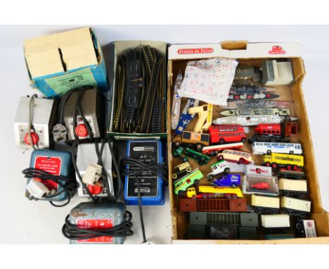 Tri-ang - Mini Models - Atlas - EFE - Others - A mixed lot of Model railway and diciest items to include wagons, buses, flatb