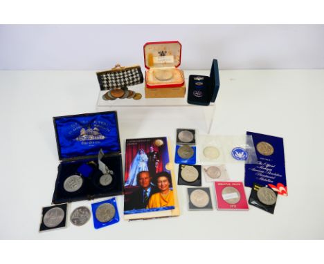 Lot to include a silver Gibraltar Proof Crown 1971 in presentation case, a United States Uncirculated Silver Eisenhower Dolla