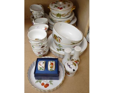 Royal Worcester Evesham pattern tureens, serving bowls, cruet etc 