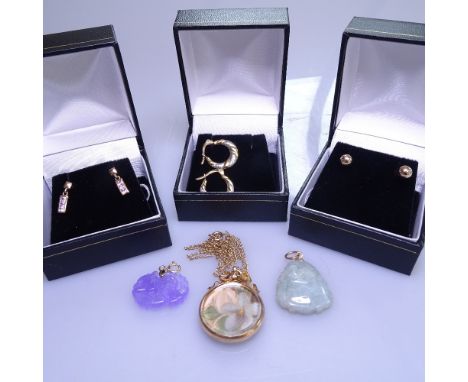 3 pairs of 9ct gold earrings, boxed, a 9ct gold pendant and chain, and 2 jade pendants (6) 
