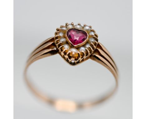 An antique heart shaped ring, set in yellow gold, size M.