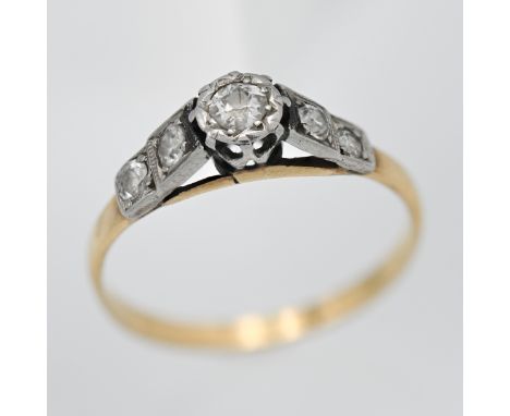 An 18ct antique and diamond set ring, 1.8g, size M.
