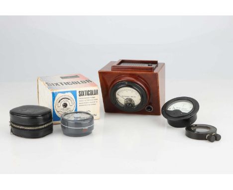 An Weston Model 301 Panel Light Meter,in brown wooden surround, clearly responds to light changes, accuracy unchecked, also w