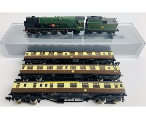 Graham Farish N Gauge 372-302 Merchant Navy Class BR Lined 'Clan Line' Boxed &amp; 3x Brown / Cream Passenger Coaches - Unbox