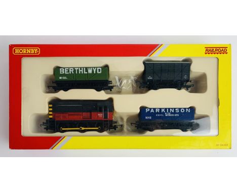 Hornby OO Gauge R2669 Railroad Train Pack - Boxed. P&amp;P Group 2 (£18+VAT for the first lot and £2+VAT for subsequent lots)