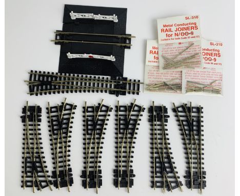 7x Peco N Gauge Points - To include: 3x RH, 3x LH, 1x LH Express. 3x SL-310 Rail Joiners (Sealed), 1x Single Track Level Cros