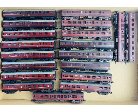 19x Lima / Graham Farish N Gauge BR Crimson Coaches - All Unboxed. P&amp;P Group 2 (£18+VAT for the first lot and £2+VAT for 