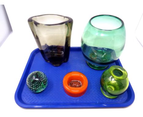 A tray containing five pieces of art glass to include three vases, a shallow dish with inset cap and a paperweight 