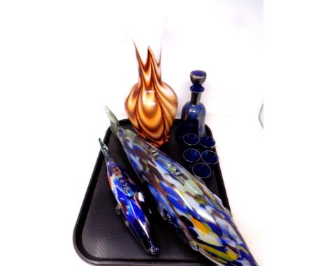 A tray of assorted glass ware to include two Murano glass fish ornaments, art glass vase, antique liqueur decanter with five 