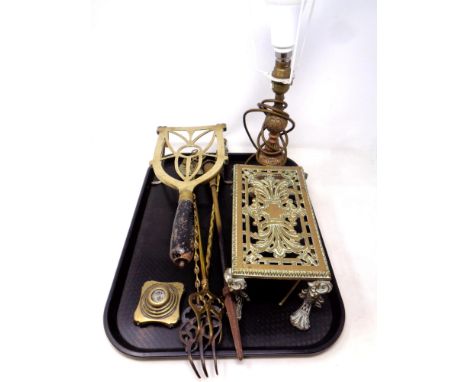 A tray containing antique and later brass ware to include brass trivets, toasting forks, fire poker on stand, table lamp etc.