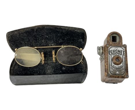 20th century Coronet Midget 16mm camera, in marbled brown Bakelite case with chrome mounts, L6cm, together with a pair of 9ct