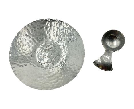 Keswick School of Industrial Arts (KSIA), Arts and Crafts hammered steel Staybrite caddy spoon, L6.5cm, and dish with engrave