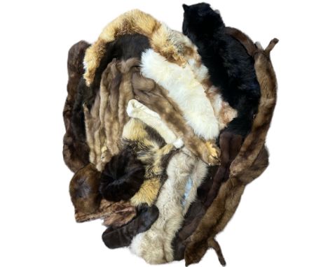 A collection of 29 fur collars, shawls and tippets to include one faux fur collar and two mink fur hats, Furs includes pearl 