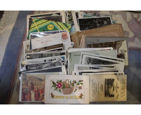 A stack of postcards various to include First World War silks 