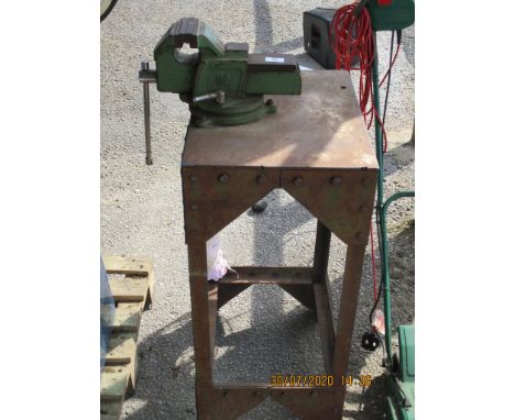 METALWORK BENCH WITH LARGE VICE, 46 X 37CM