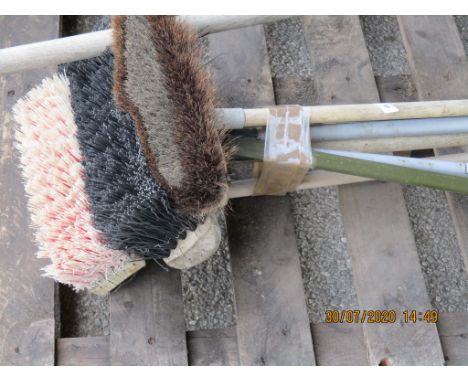 QUANTITY OF GARDEN TOOLS