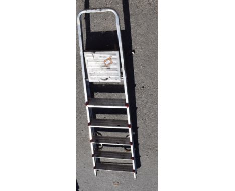 FIVE-RUNG STEP LADDER