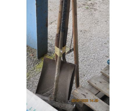 QUANTITY OF GARDEN TOOLS