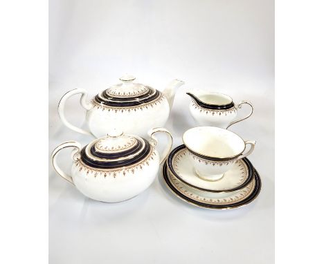 An Aynsley Leighton pattern tea and dinner service (103) 
