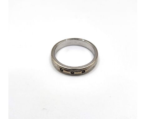 a 9ct white gold three stone diamond flush set, ring 4g,, 7.1g, 