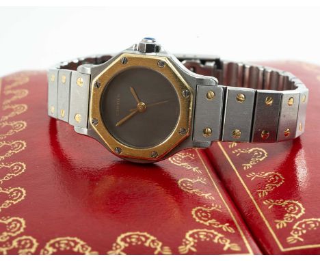 SANTOS DE CARTIER LADIES' YELLOW GOLD & STAINLESS STEEL AUTOMATIC BRACELET WATCH, Ref: 0907, slate grey dial with gilt hands 