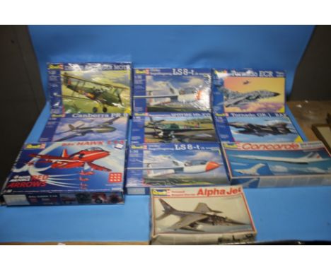 REVELL MODEL AEROPLANE KITS to include 1:32 level 5 - BAe Hawk T. 1A Red Arrows (box damaged), level 4 - DH-82 A/C Tiger Moth