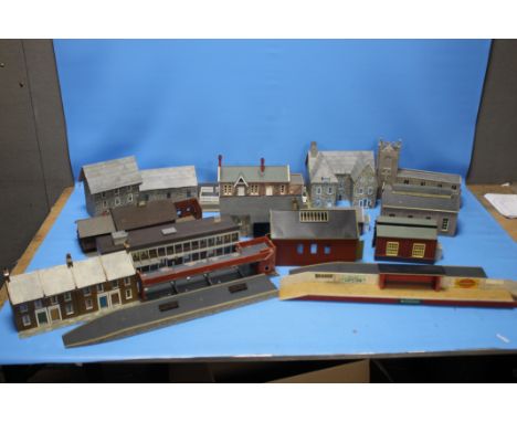 A LARGE COLLECTION OF 00 GAUGE SCALE RAILWAY, buildings and platforms