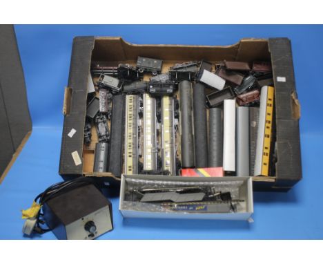 BOX CONTAINING TWELVE UNBOXED 00 GAUGE CARRIAGES BY AIRFIX AND LIMA, together with twenty eight unboxed pieces of Rolling Sto