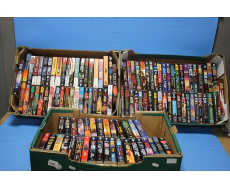 A QUANTITY OF STAR WARS PAPERBACK BOOKS / NOVELS, published by Lucas Books, Bantam Books, Del Ray, (115)Condition Report:Very